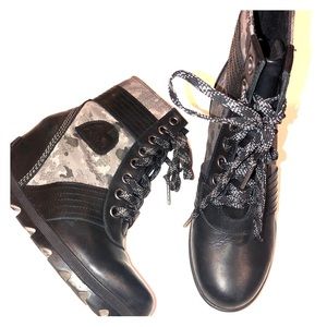 Sorel Lexie gray & black wedge boots US7 EUC